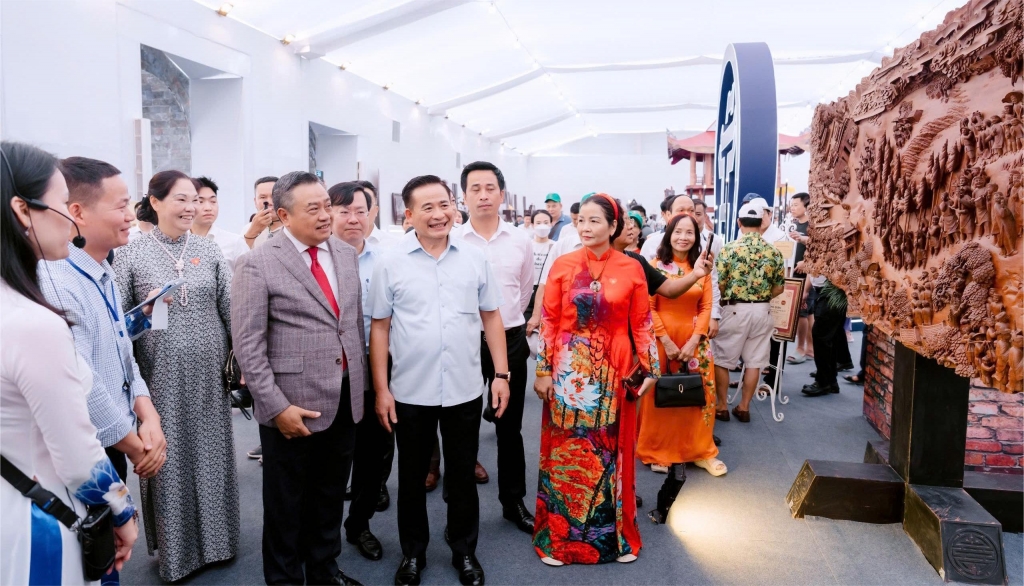 Chủ tịch UBND thành phố Trần Sỹ Thanh tham quan Không gian Truyền thống và Sáng tạo Hà Nội 2025