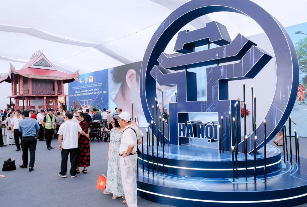 Chủ tịch UBND thành phố Trần Sỹ Thanh tham quan Không gian Truyền thống và Sáng tạo Hà Nội 2025