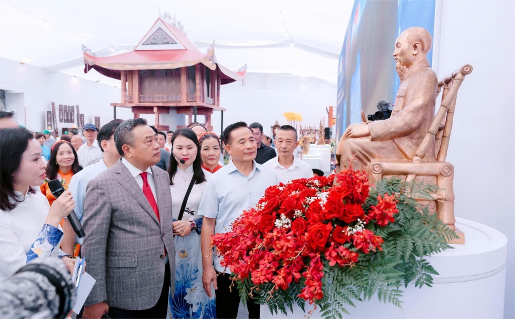 Chủ tịch UBND thành phố Trần Sỹ Thanh tham quan Không gian Truyền thống và Sáng tạo Hà Nội 2025