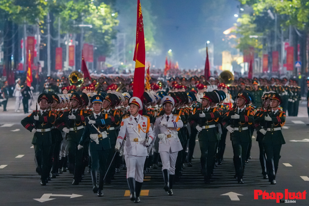 Khối nghi lễ tiến qua lễ đài, thể hiện sự trang nghiêm của buổi sơ duyệt.