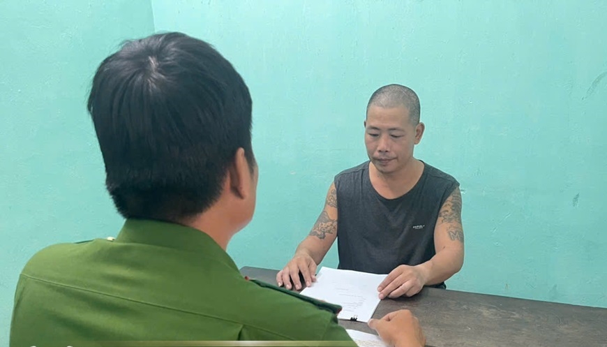 Công an phường Thiên Trường ghi lời khai Phan Mạnh Cường. Ảnh: CQCA Công an phường Thiên Trường ghi lời khai Phan Mạnh Cường. Ảnh: CQCA