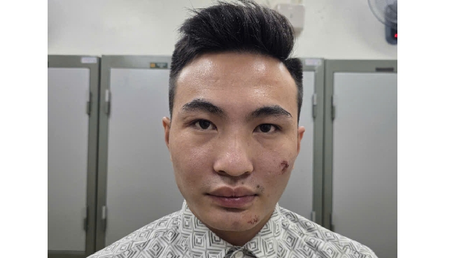 Tạm giữ hình sự đối tượng chạy xe máy ngược chiều, lao vào công an tại chốt bảo vệ A80