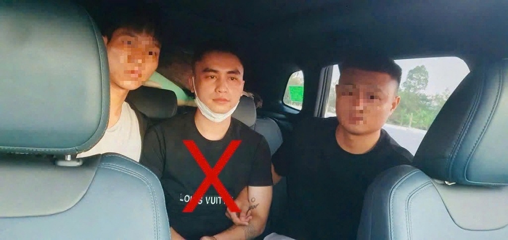 Lực lượng Công an bắt giữ, dẫn giải đối tượng truy nã Lương Ngọc Thảo (dấu x). Ảnh: CQCA