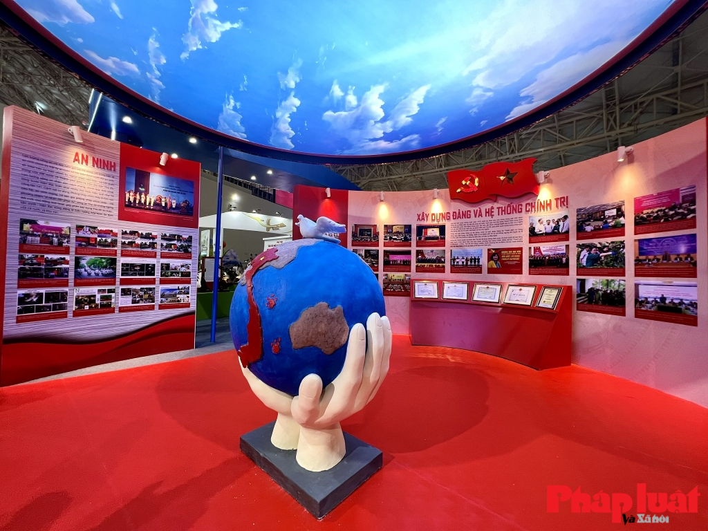 Không gian 2 “Tái thiết, đổi mới và phát triển cùng đất nước” được thiết kế mô hình hình quả cầu LED lớn tại ngay giữa không gian trên nền của những mô hình là những công trình di sản cổ kính tiêu biểu của Thủ đô gồm Hoàng thành Thăng Long, Văn Miếu - Quố