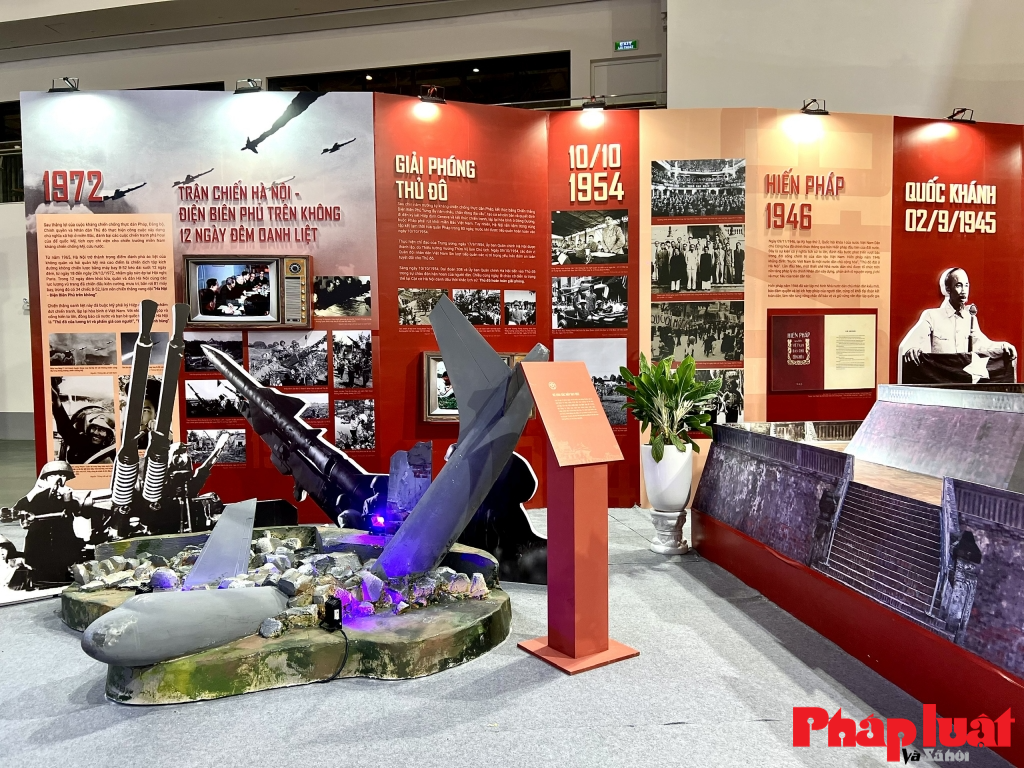 Đối với không gian 1 “Hà Nội vang mãi bản hùng ca”, đó là sự kết hợp khéo léo giữa các mô hình mang tính đại diện biểu trưng của Hà Nội như mô hình cầu Long Biên, Cột cờ Hà Nội, Hà Nội quyết tử cho Tổ quốc quyết sinh; trận Hà Nội - Điện Biên Phủ trên khôn