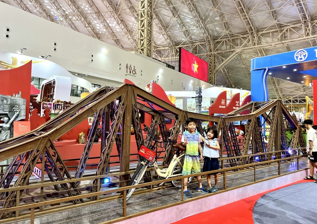 Hình ảnh cây cầu Long Biên được tái hiện ngay trong không gian trưng bày. Các em nhỏ thích thú check-in cùng mô hình cầu Long Biên.