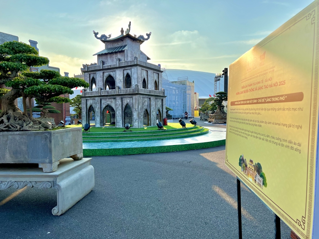 Mô hình Hoàng thành Thăng Long -  một trong những công trình di sản cổ kính tiêu biểu của Thủ đô.