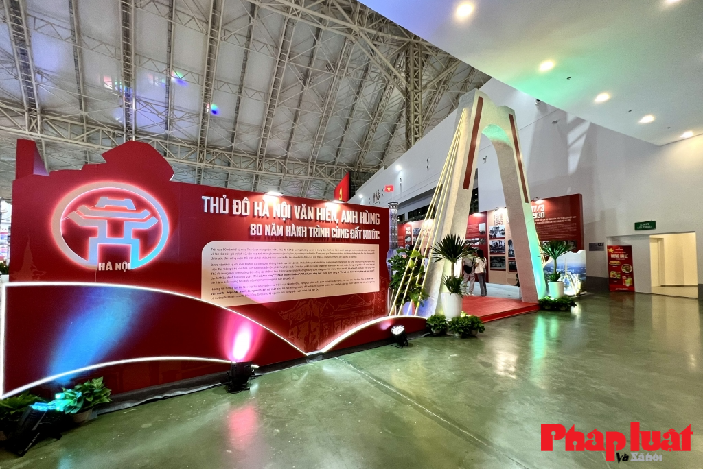 Với diện tích trưng bày khoảng 700m², không gian triển lãm của Hà Nội được thiết kế thành ba khu vực lớn, trưng bày 400 hình ảnh, 30 hiện vật và 10 mô hình tiêu biểu.