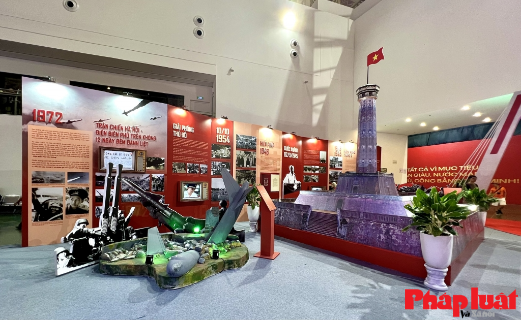 Trận chiến Hà Nội - Điện Biên Phủ trên không, 12 ngày đêm oanh liệt của quân dân Thủ đô. Cùng với đó là  Mô hình Cột cờ Hà Nội với nhiều ý nghĩa lịch sử.