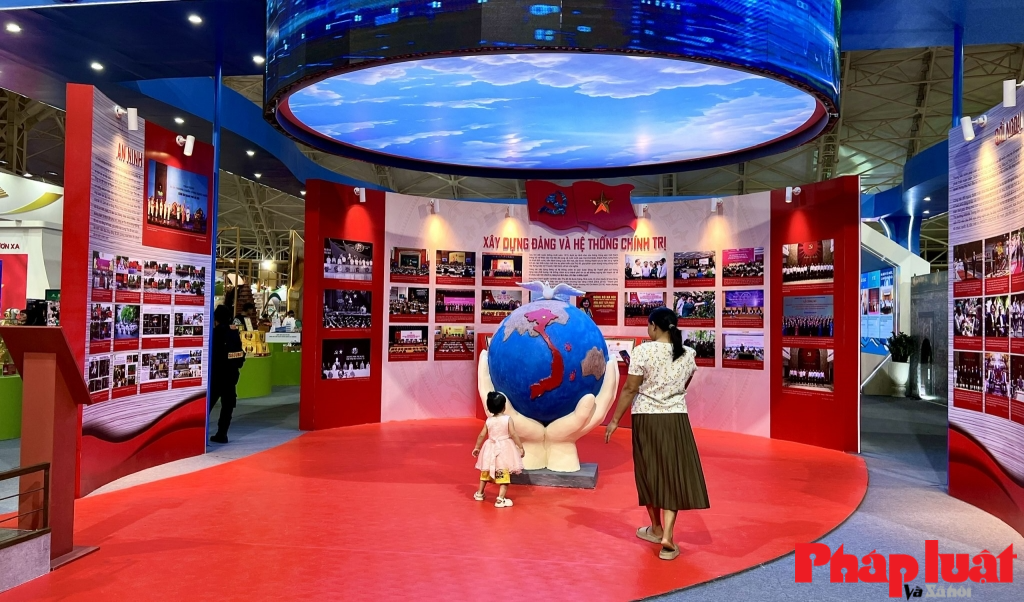 Những hình ảnh, tư liệu trong quá trình xây dựng Đảng và hệ thống chính trị tại Thủ đô được trưng bày phục vụ du khách tham quan tìm hiểu.