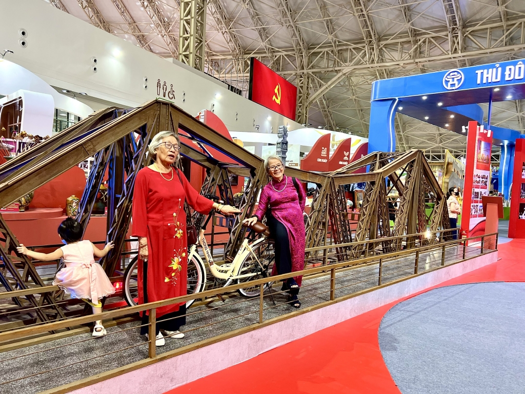 Mô hình cầu Long Biên thu hút nhiều người dân tham quan, chụp ảnh.