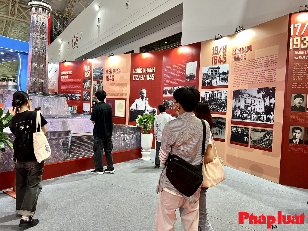 Các bạn trẻ chặng đường lịch sử vẻ vang cùng với tinh thần yêu nước, những đóng góp, cống hiến và hy sinh to lớn của các thế hệ cán bộ, đảng viên, lực lượng vũ trang và các tầng lớp Nhân dân Thủ đô.