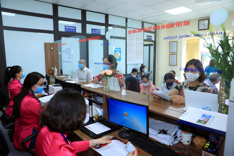 Người dân làm thủ tục hành chính tại phường Minh Khai, quận Hai Bà Trưng. (Ảnh: Xuân Quảng