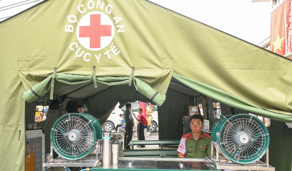 Lều bạt y tế và kíp trực luôn sẵn sàng Xử lý kịp thời các tình huống phát sinh. Ảnh: Báo Nhân dân