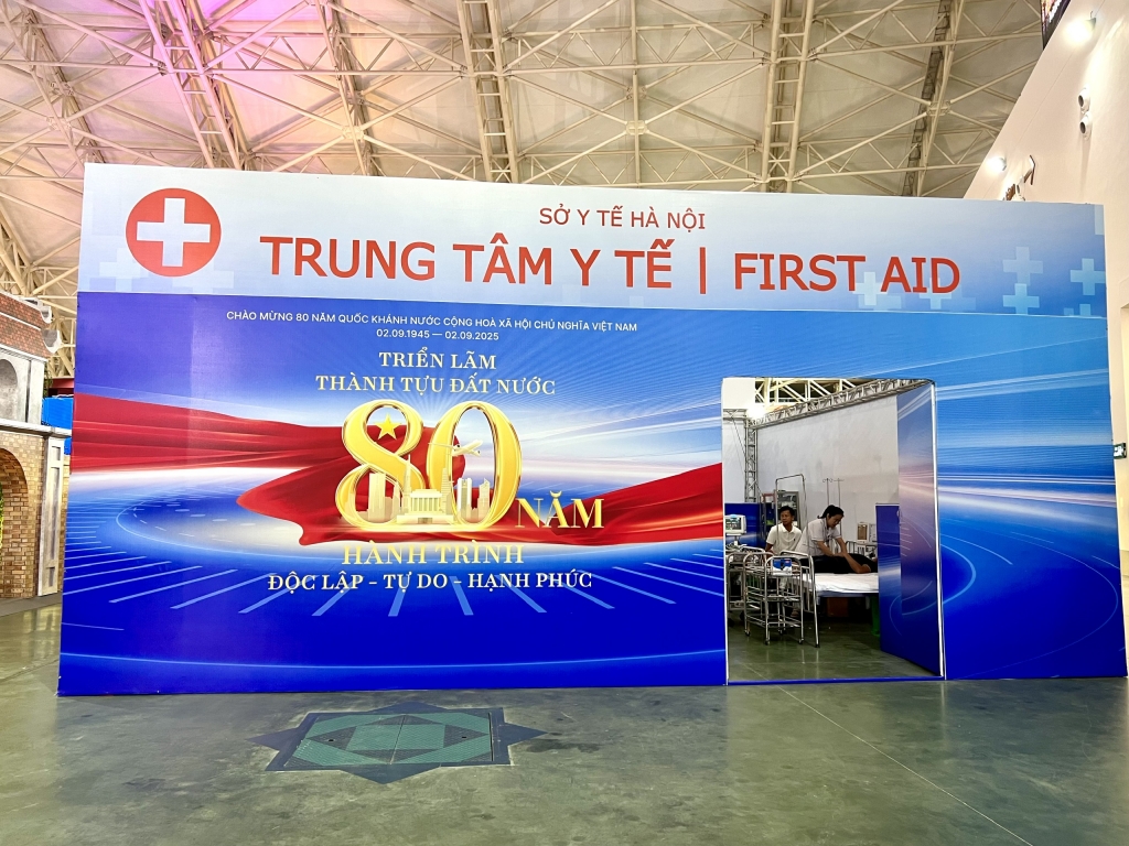 ngành Y tế bố trí một điểm y tế trung tâm hỗ trợ khách tham quan tại Trung tâm Triển lãm Quốc gia. Ảnh: Vân Lê