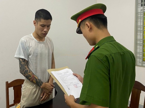 Cơ quan Công an tống đạt quyết định đối với Trương Vĩnh Thiên. Ảnh: CQCA Cơ quan Công an tống đạt quyết định đối với Trương Vĩnh Thiên. Ảnh: CQCA