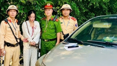 Bí mật trong gói giấy ăn của cô gái trẻ trên xe ô tô