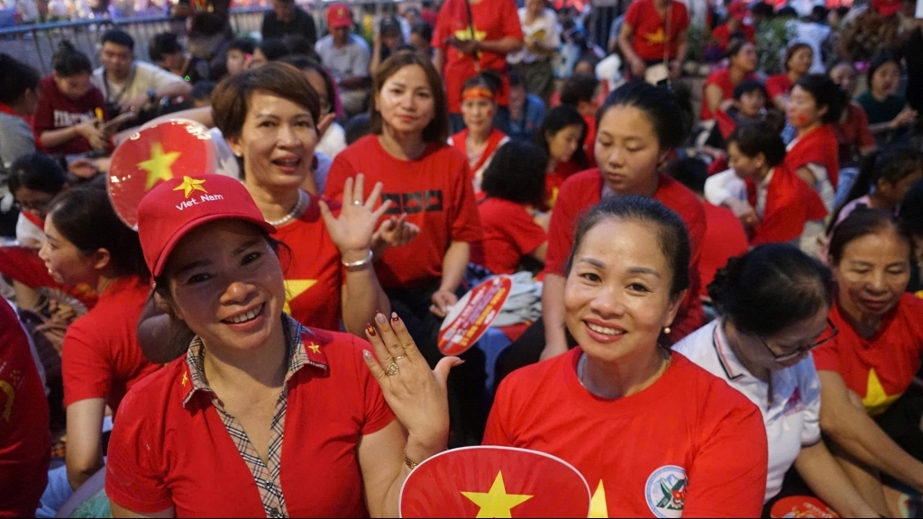 Dù trời đổ mưa, người dân vẫn quyết thức xuyên đêm chờ xem tổng duyệt A80