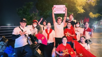 Hành động đẹp của nhóm thanh niên chạy xe ôm miễn phí phục vụ người già, trẻ em đi xem A80 về