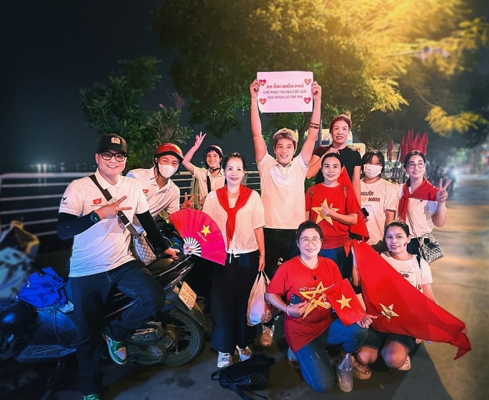 Hành động đẹp của nhóm thanh niên chạy xe ôm miễn phí phục vụ người già, trẻ em đi xem A80 về