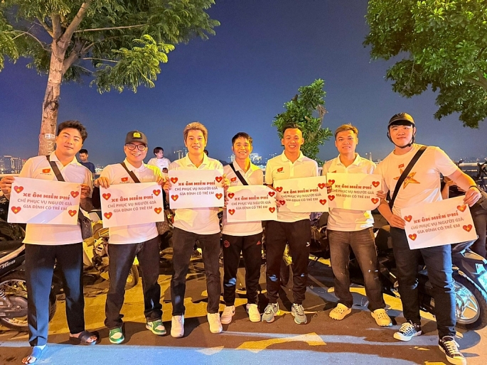 Hành động đẹp của nhóm thanh niên chạy xe ôm miễn phí phục vụ người già, trẻ em đi xem A80 về