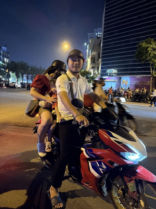 Hành động đẹp của nhóm thanh niên chạy xe ôm miễn phí phục vụ người già, trẻ em đi xem A80 về