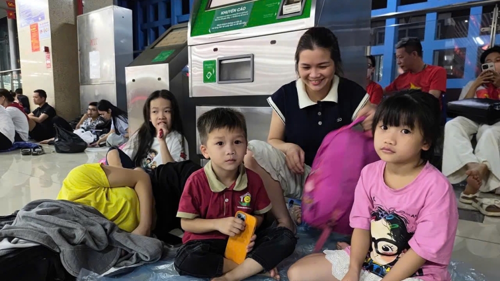 Trẻ em háo hức, chờ trời sáng xem diễu binh, diễu hành A80