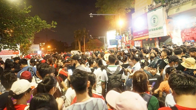 Tấp nập trên phố Liễu Giai, Kim Mã chờ xem diễu binh, diễu hành A80 Trẻ em háo hức, chờ trời sáng xem diễu binh, diễu hành A80