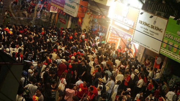 Tấp nập trên phố Liễu Giai, Kim Mã chờ xem diễu binh, diễu hành A80 Trẻ em háo hức, chờ trời sáng xem diễu binh, diễu hành A80