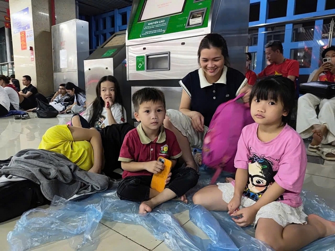 Trẻ em háo hức, chờ trời sáng xem diễu binh, diễu hành A80 Trẻ em háo hức, chờ trời sáng xem diễu binh, diễu hành A80