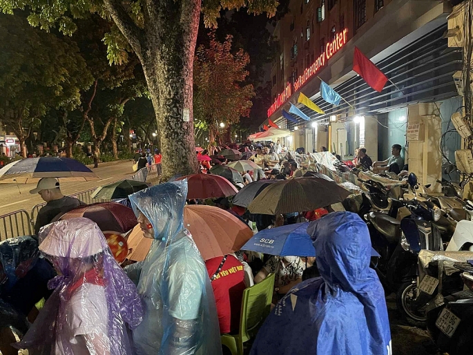 Trẻ em háo hức, chờ trời sáng xem diễu binh, diễu hành A80 Trẻ em háo hức, chờ trời sáng xem diễu binh, diễu hành A80