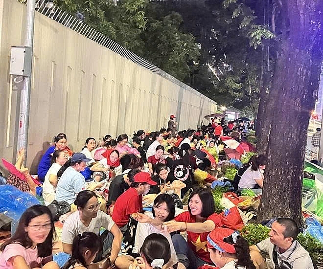 Trẻ em háo hức, chờ trời sáng xem diễu binh, diễu hành A80 Trẻ em háo hức, chờ trời sáng xem diễu binh, diễu hành A80