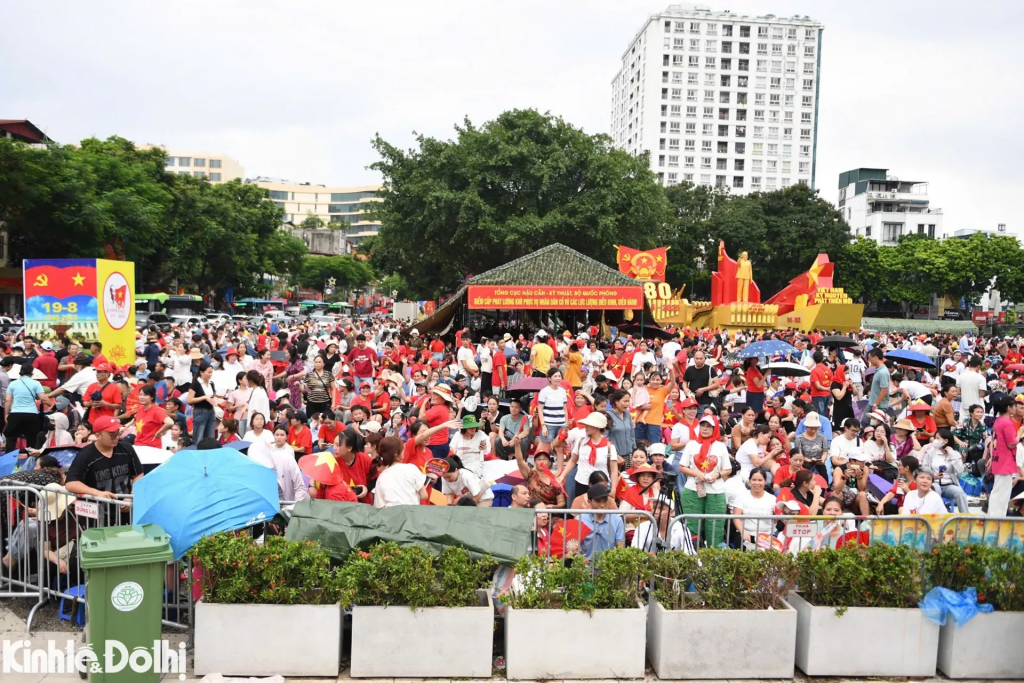  Ngay từ trưa 29/8, phóng viên Kinh tế & Đô thị ghi nhận đã có nhiều người dân và du khách đổ xô về khu vực Quảng trường Ba Đình.