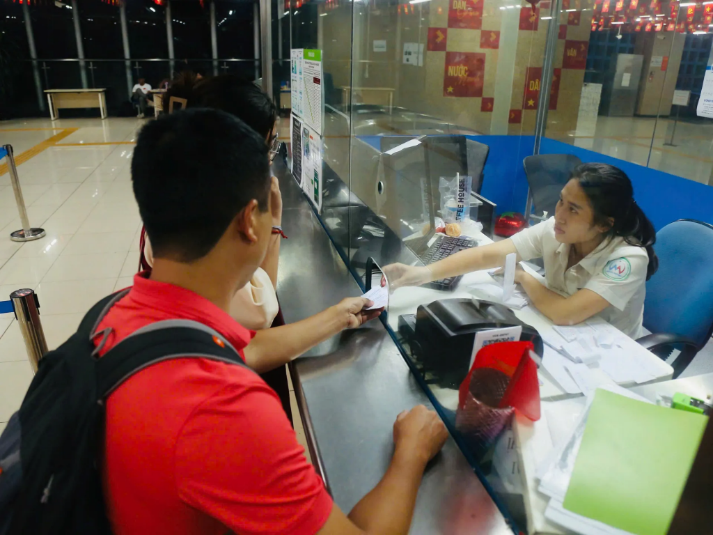 Chị Vũ Thu Trang, Nhân viên nhà ga Cát Linh, tuyến tàu điện Cát Linh – Hà Đông cho biết: “Để phục vụ người dân đi xe Lễ Tổng duyệt diễu binh, diễu hành Hà Nội Metro đã tăng thời gian chạy tàu đến 3 giờ 30 sáng. Nhân viên nhà ga chúng tôi rất vinh dự được phục vụ người dân đi lại an toàn, thuận lợi. Mặc dù đã làm việc xuyên đêm đến gần sáng tuy nhiên tất cả nhân viên của nhà ga đều rất nhiệt tình, hướng dẫn người dân sử dụng tàu điện để đi xem buổi Tổng duyệt Lễ diễu binh, diễu hành”. Chị cũng cho biết việc được phục vụ người dân đi lại những ngày này rất vinh dự và tự hào từ đó cũng xua tan mệt mỏi để hoàn thành công việc.