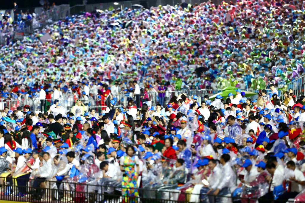 Các đại biểu đến xếp hàng vào khán đài từ rất sớm.