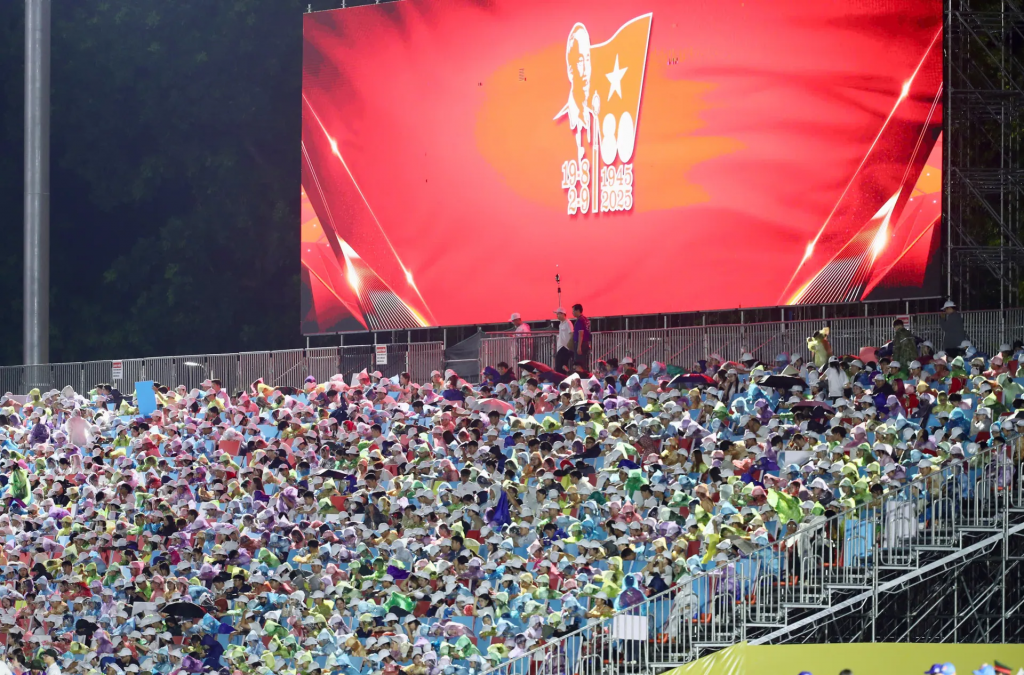 Các khán đài trật kín người