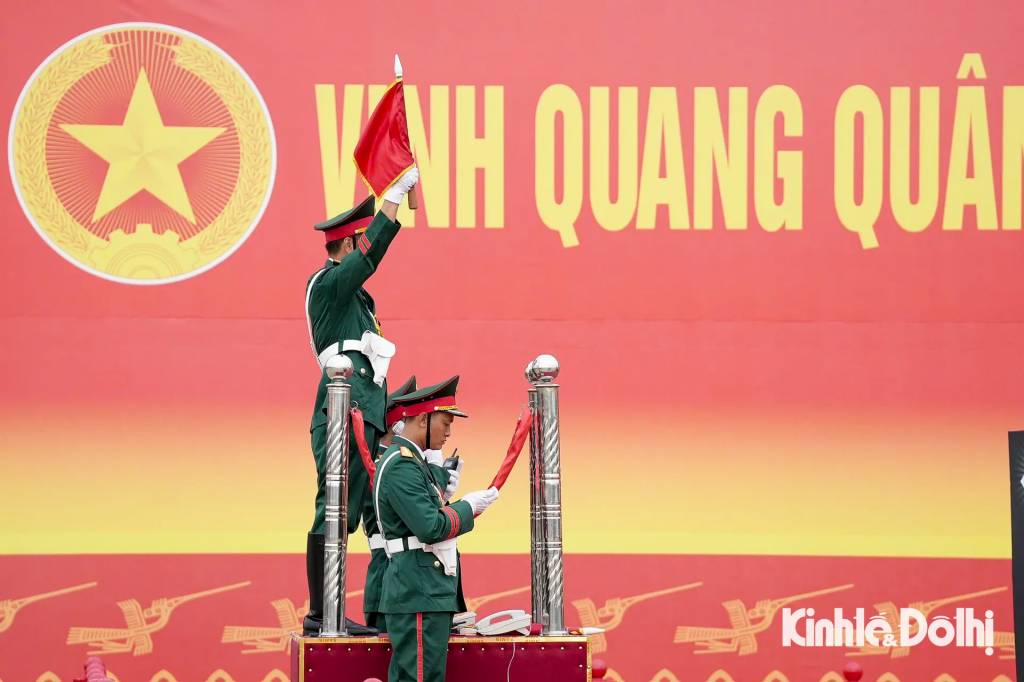 Các chiến sĩ pháo binh nghiêm trang thực hiện từng động tác trong nghi lễ trọng đại. Các chiến sĩ pháo binh nghiêm trang thực hiện từng động tác trong nghi lễ trọng đại.