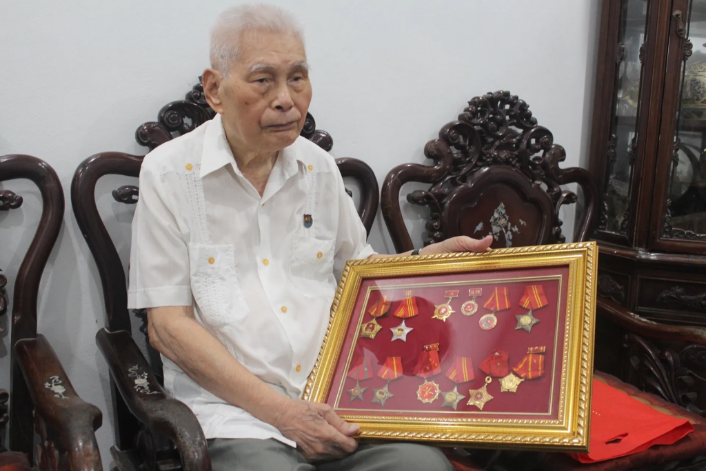 Trung tướng Nguyễn Văn Ninh: “Chiếc huy hiệu Bác Hồ là phần thưởng quý giá nhất”