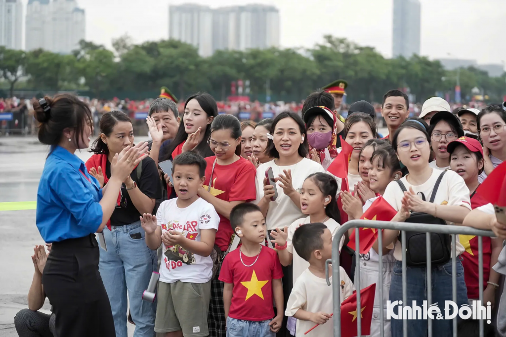 Người dân phấn khởi hô vang, vỗ tay cổ vũ sau từng loạt pháo vang lên. Người dân phấn khởi hô vang, vỗ tay cổ vũ sau từng loạt pháo vang lên.