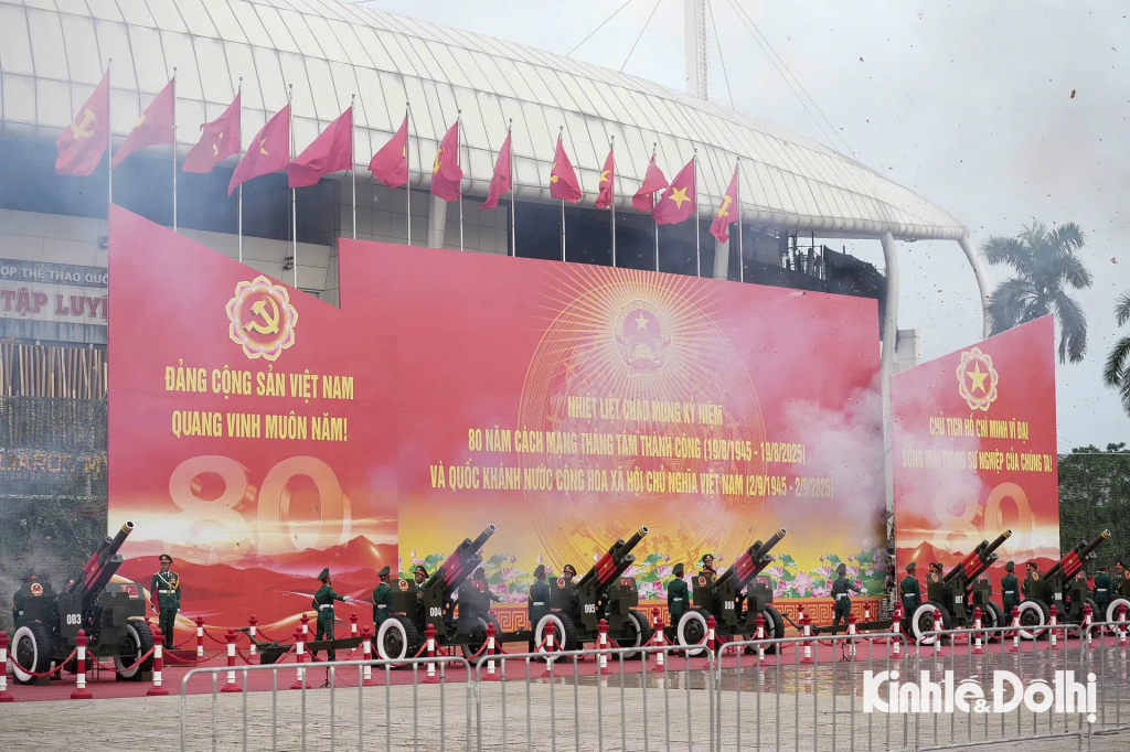 Đúng 6 giờ 40 phút, 21 loạt pháo lễ đồng loạt khai hỏa trong lễ tổng duyệt cấp Nhà nước lễ diễu binh, diễu hành kỷ niệm 80 năm Quốc khánh 2/9 được diễn ra. Đúng 6 giờ 40 phút, 21 loạt pháo lễ đồng loạt khai hỏa trong lễ tổng duyệt cấp Nhà nước lễ diễu binh, diễu hành kỷ niệm 80 năm Quốc khánh 2/9 được diễn ra.