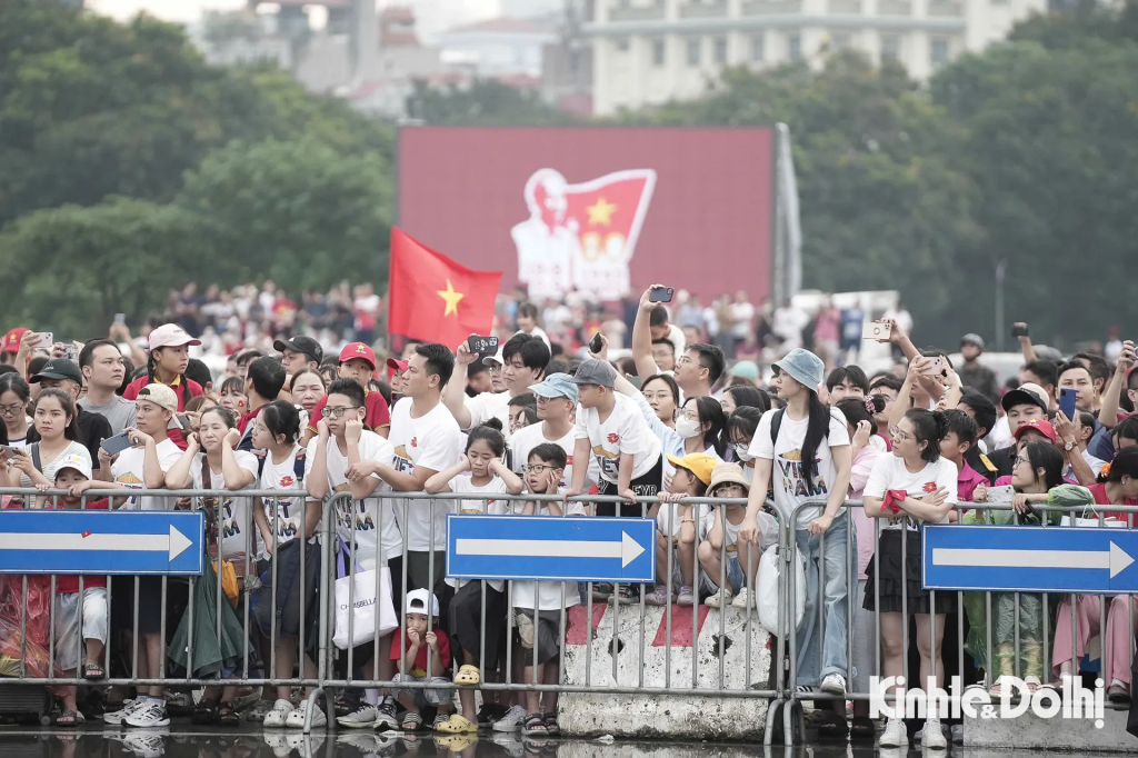 Loạt pháo đầu tiên khai hỏa đúng thời khắc Quốc ca vang lên tại Quảng trường Ba Đình. Loạt pháo đầu tiên khai hỏa đúng thời khắc Quốc ca vang lên tại Quảng trường Ba Đình.