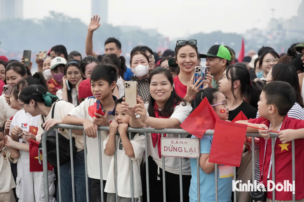 Giới trẻ hào hứng ghi lại khoảnh khắc bằng điện thoại và máy ảnh. Giới trẻ hào hứng ghi lại khoảnh khắc bằng điện thoại và máy ảnh.