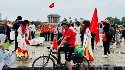 Hành trình “đưa cha ra Hà Nội” trong ngày lễ lớn