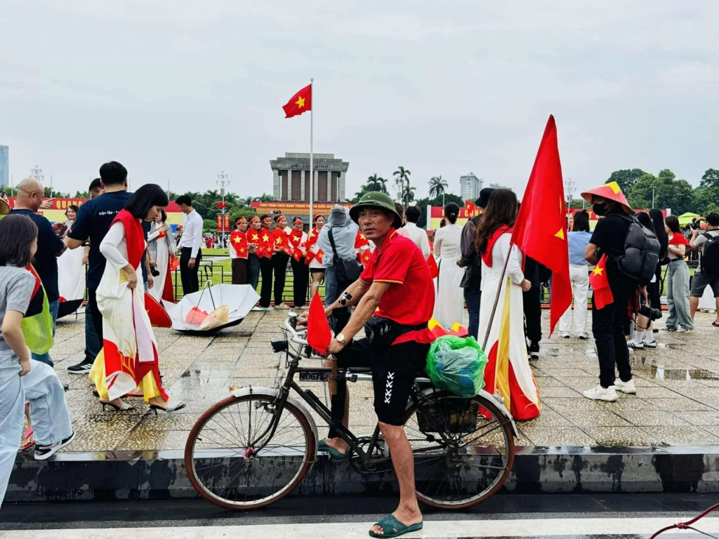 Hành trình “đưa cha ra Hà Nội” trong ngày lễ lớn