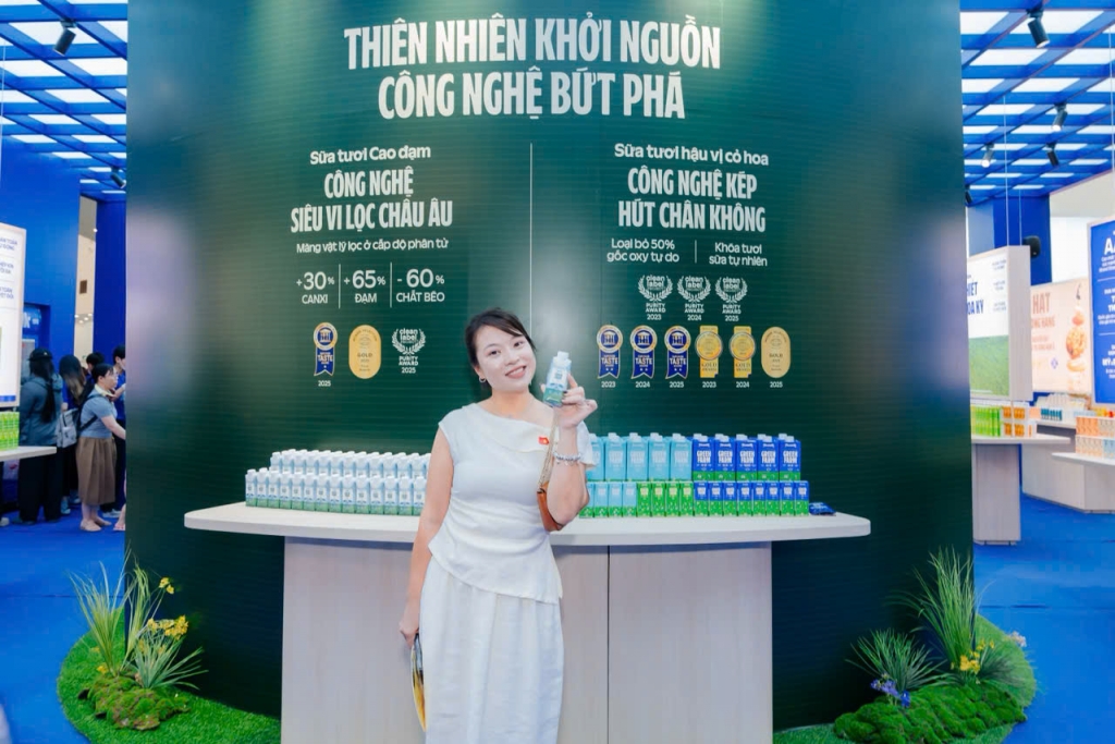 Vinamilk mang đến triển lãm những trải nghiệm thú vị qua cách thể hiện trực quan về những bước đột phá trong đổi mới sáng tạo, khoa học – công nghệ tạo ra sản phẩm dinh dưỡng tiêu chuẩn quốc tế, đón đầu các xu hướng tiêu dùng. (Ảnh: Tịnh Không) Vinamilk mang đến triển lãm những trải nghiệm thú vị qua cách thể hiện trực quan về những bước đột phá trong đổi mới sáng tạo, khoa học – công nghệ tạo ra sản phẩm dinh dưỡng tiêu chuẩn quốc tế, đón đầu các xu hướng tiêu dùng. (Ảnh: Tịnh Không)
