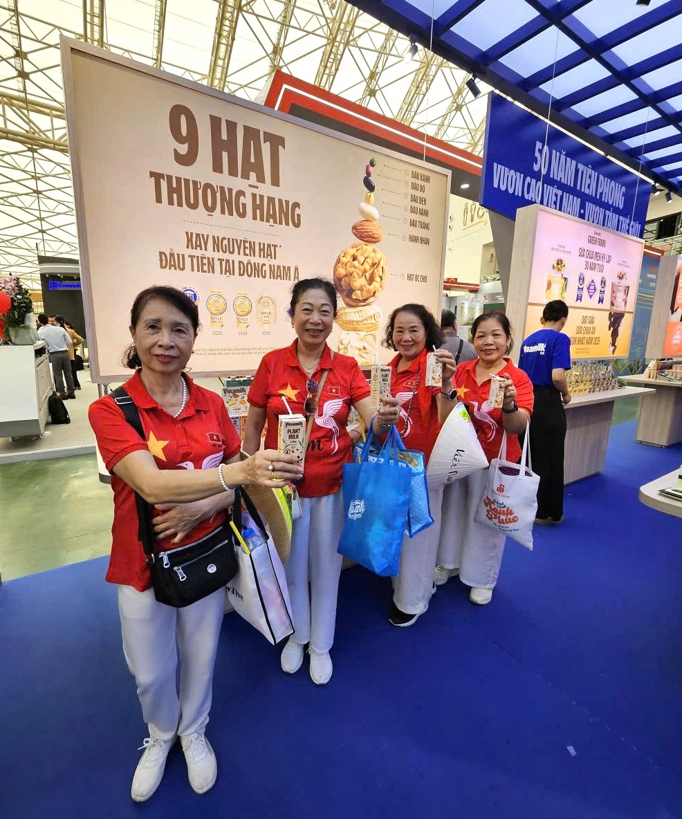 Các sản phẩm sữa thực vật không chứa lactose, không chất bảo quản, không thuốc diệt cỏ Glyphosate và được sản xuất với công nghệ xay nguyên hạt để giữ trọn dinh dưỡng của Vinamilk được giới thiệu đến mọi người. (Ảnh: Vi Nam) Các sản phẩm sữa thực vật không chứa lactose, không chất bảo quản, không thuốc diệt cỏ Glyphosate và được sản xuất với công nghệ xay nguyên hạt để giữ trọn dinh dưỡng của Vinamilk được giới thiệu đến mọi người. (Ảnh: Vi Nam)