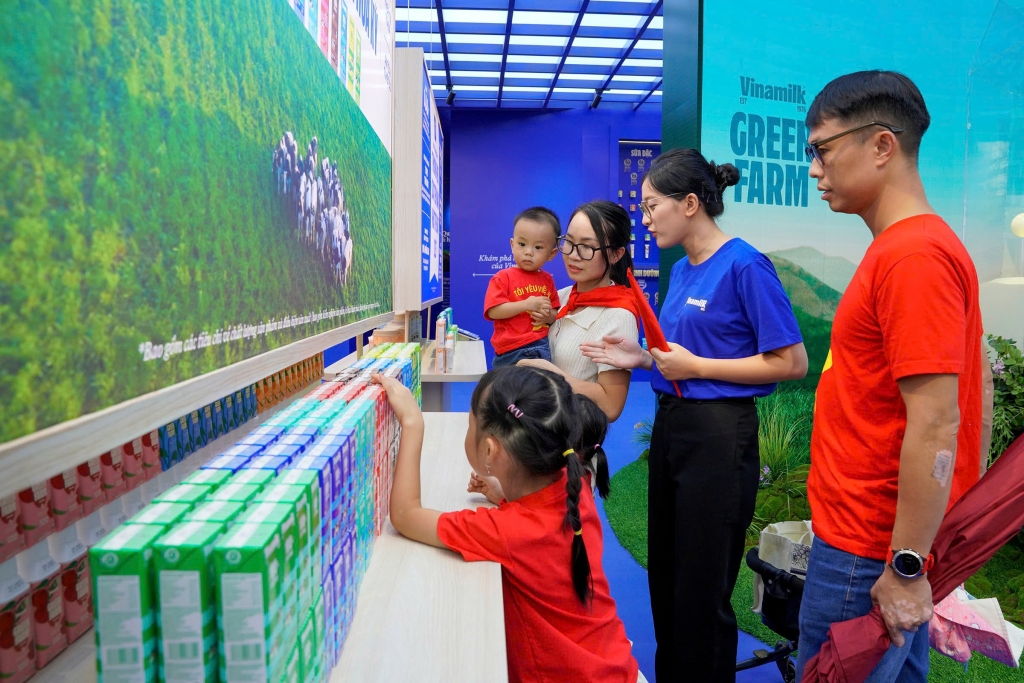 Vinamilk – Sản phẩm quốc dân gắn bó với các gia đình và nhiều thế hệ người Việt Nam. (Ảnh: Nguyễn Đông) Vinamilk – Sản phẩm quốc dân gắn bó với các gia đình và nhiều thế hệ người Việt Nam. (Ảnh: Nguyễn Đông)