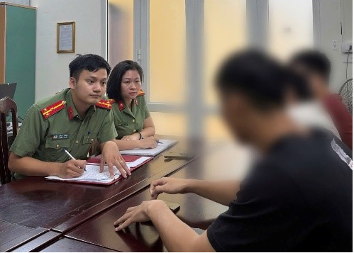 L.T.A làm việc tại cơ quan công an. Ảnh: CQCA