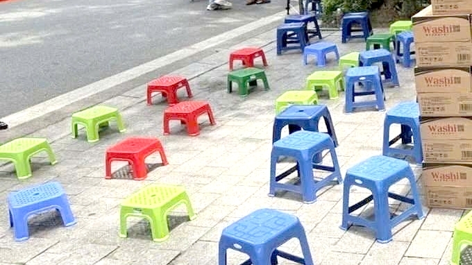 Xếp ghế, trải bạt ở vỉa hè để bán chỗ xem diễu binh, diễu hành sẽ bị xử lý ra sao?