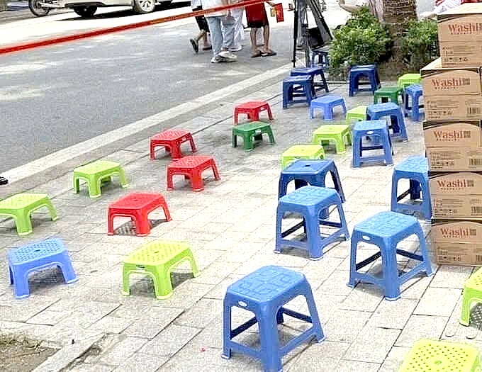 Xếp ghế, trải bạt ở vỉa hè để bán chỗ xem diễu binh, diễu hành sẽ bị xử lý ra sao?